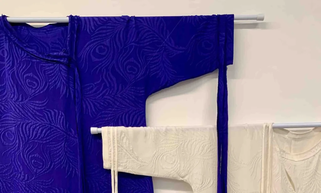 entre ciel et terre - kimonos traditionnels accrochés au mur