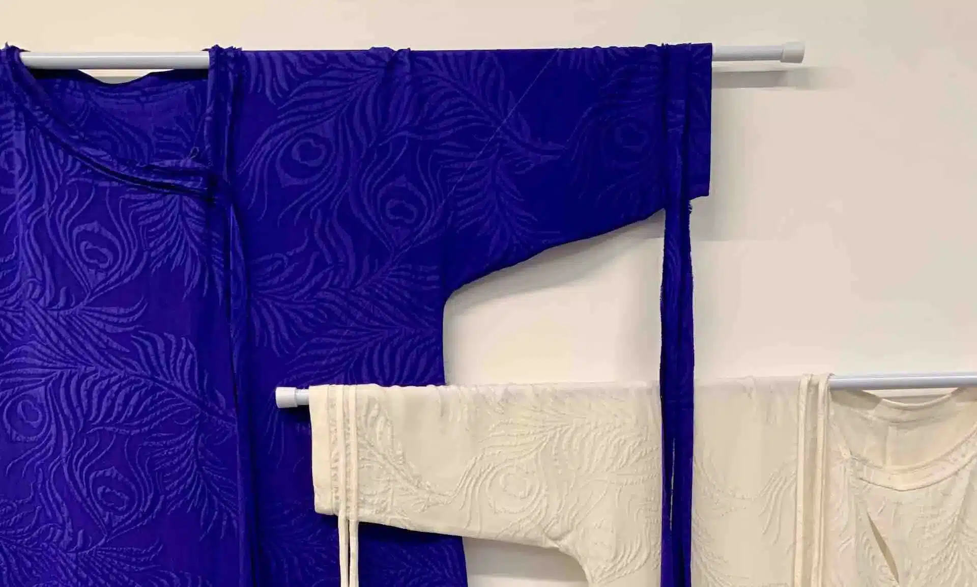 entre ciel et terre - kimonos traditionnels accrochés au mur