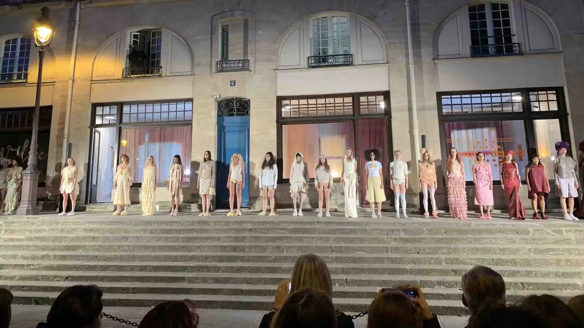 Les Contenantes - défilé de mode devant la façade de Wilde